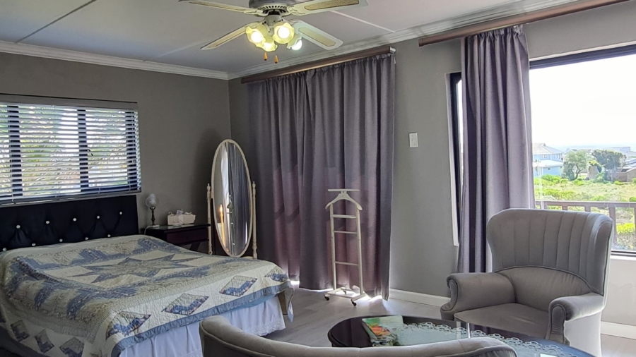 4 Bedroom Property for Sale in Boggomsbaai Western Cape